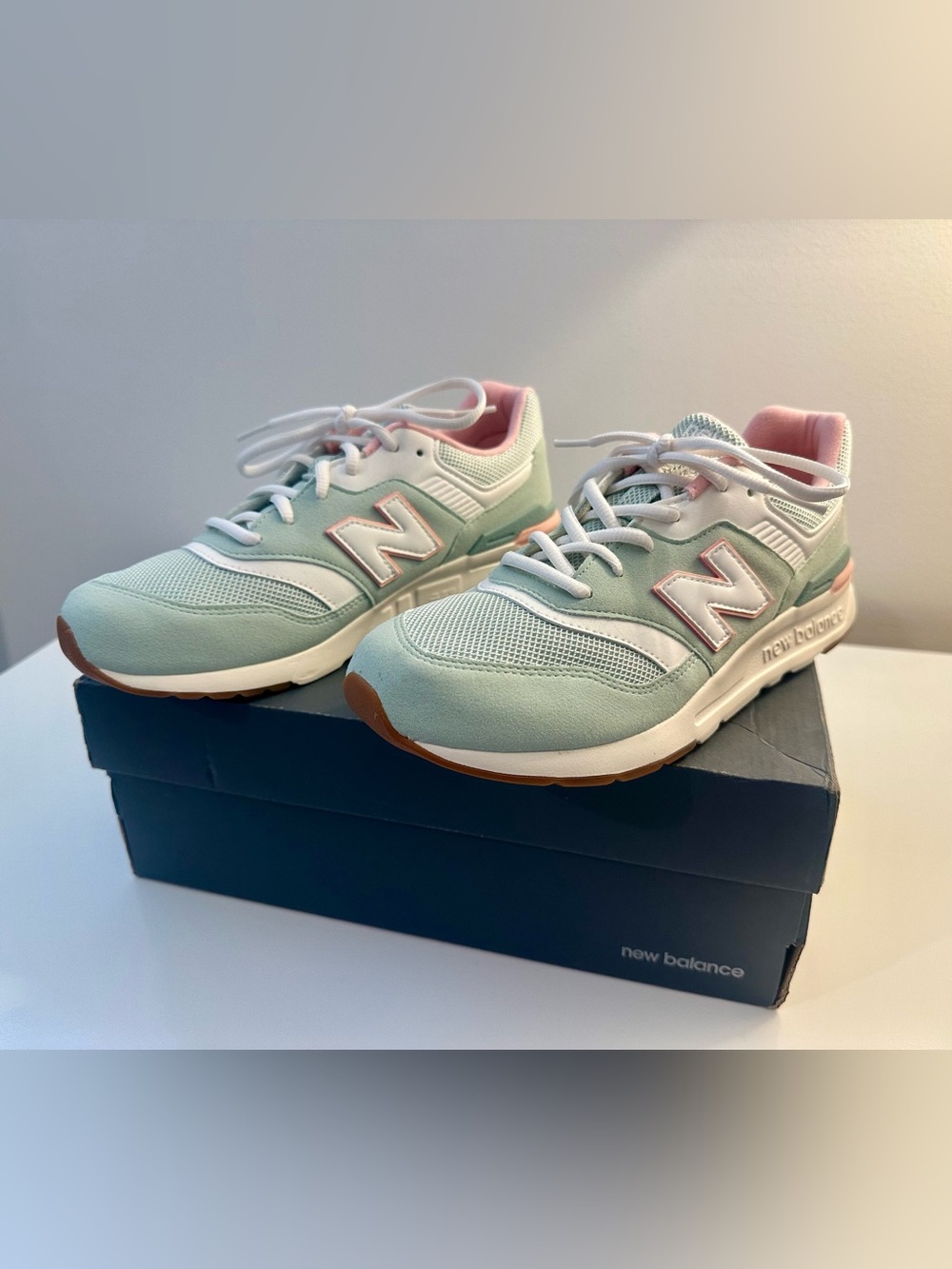 New Balance Women's 997H Mint Green & Pink Women's Sneakers Sz 6.5 new in box